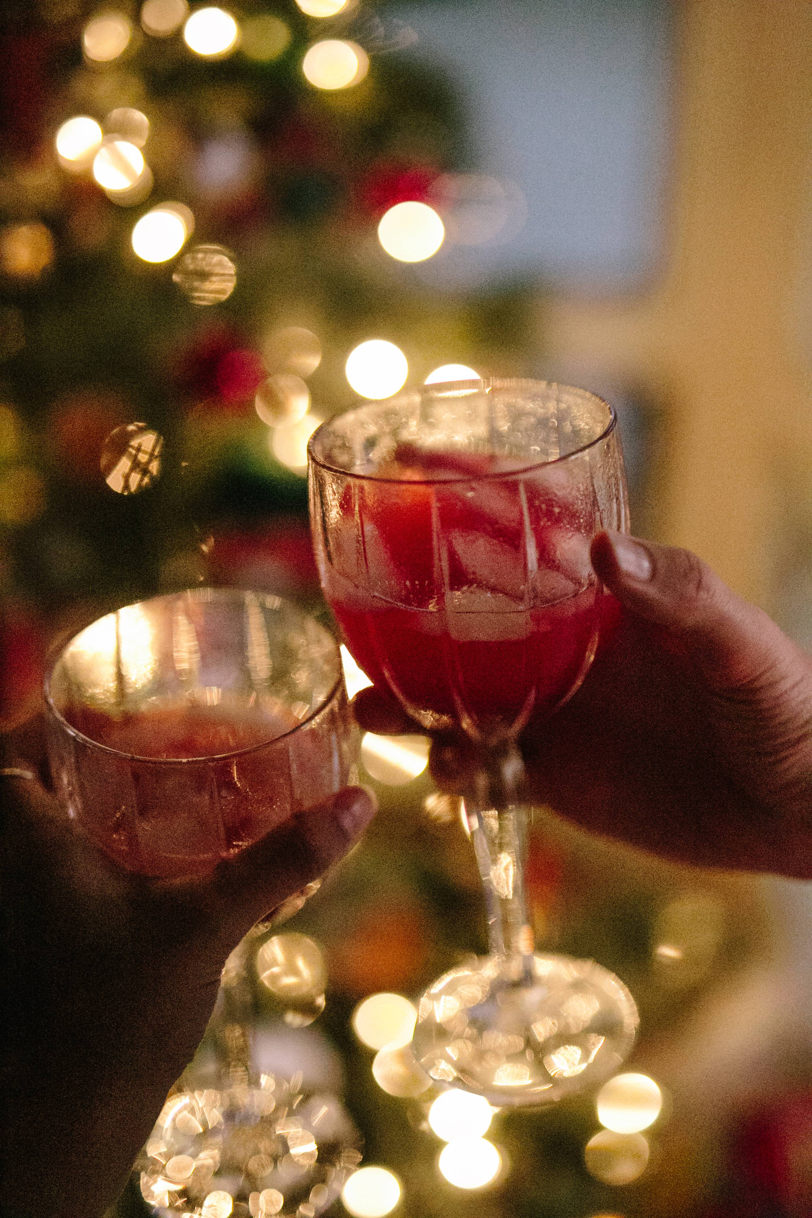 Holiday Cocktails | Holiday Dragonfruit Mule | elanaloo.com