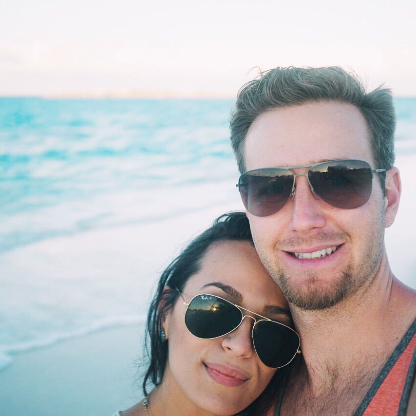 Couple In Love | Ray Bans on The Beach | Traveling Couple | Traveling to The Exumas, Bahamas | Guide to Exumas, Bahamas | elanaloo.com