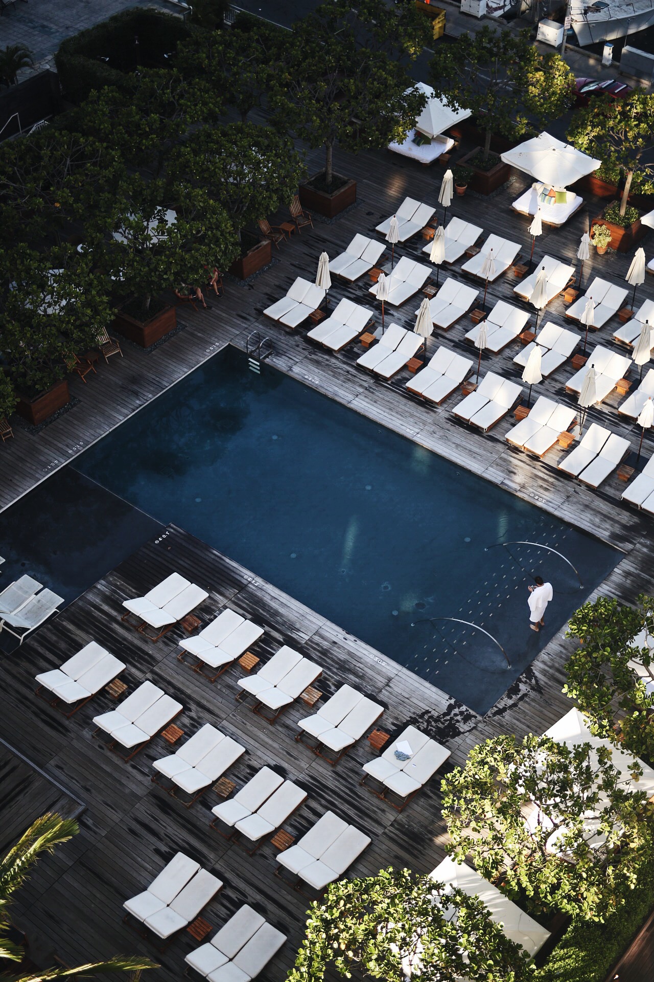 Summer Inspo | Weekend Goals | The Modern Honolulu | Best Hotels in Hawaii | Drinks at the Pool | Best Places to Stay in Honolulu | Travel Guide to Oahu via @elanaloo + elanaloo.com