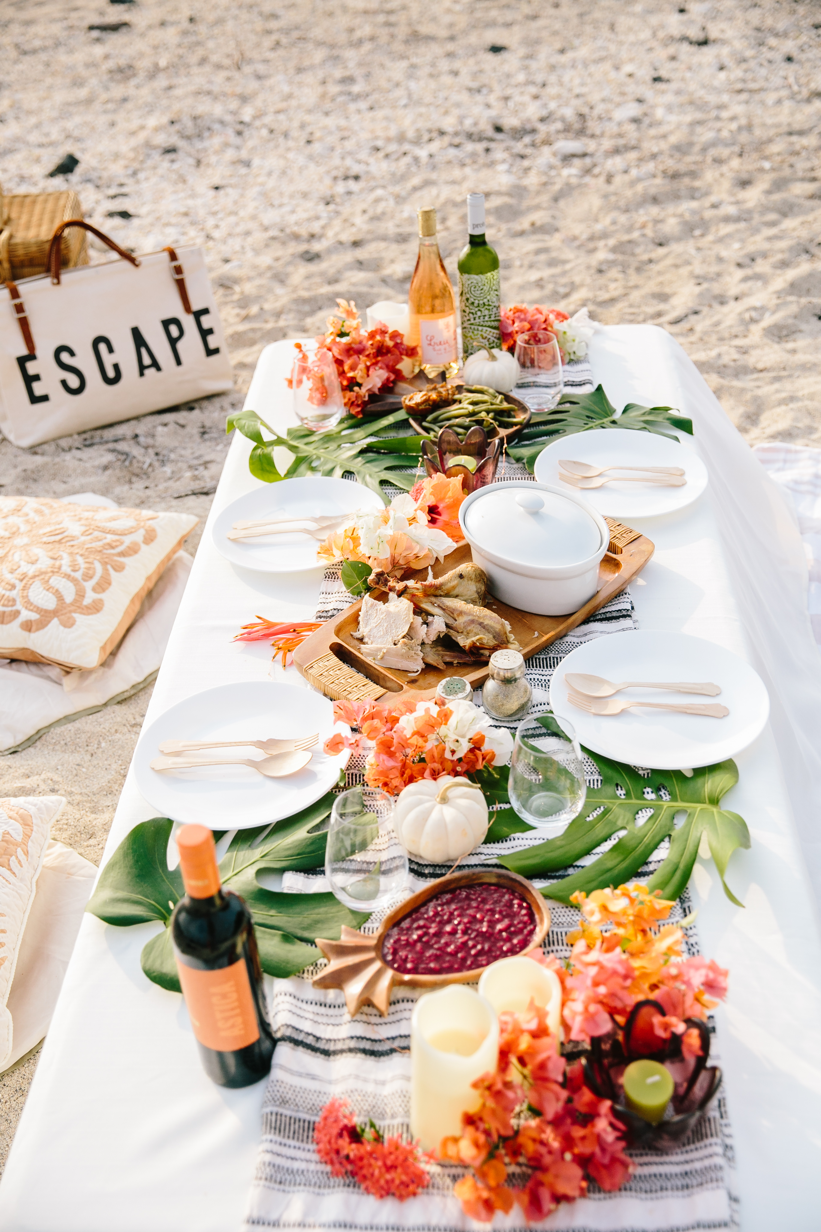 Hawaii-based photographer, educator, blogger and entertainer Elana Jadallah of ElanaLoo.com shares her tips on how to host a festive feast with a tropical twist. | Tropical Thanksgiving | Hawaii Thanksgiving | Hawaii Holidays | Island Style Holidays | Thanksgiving Tablescape | How to host a Beach Thanksgiving via @elanaloo + elanaloo.com