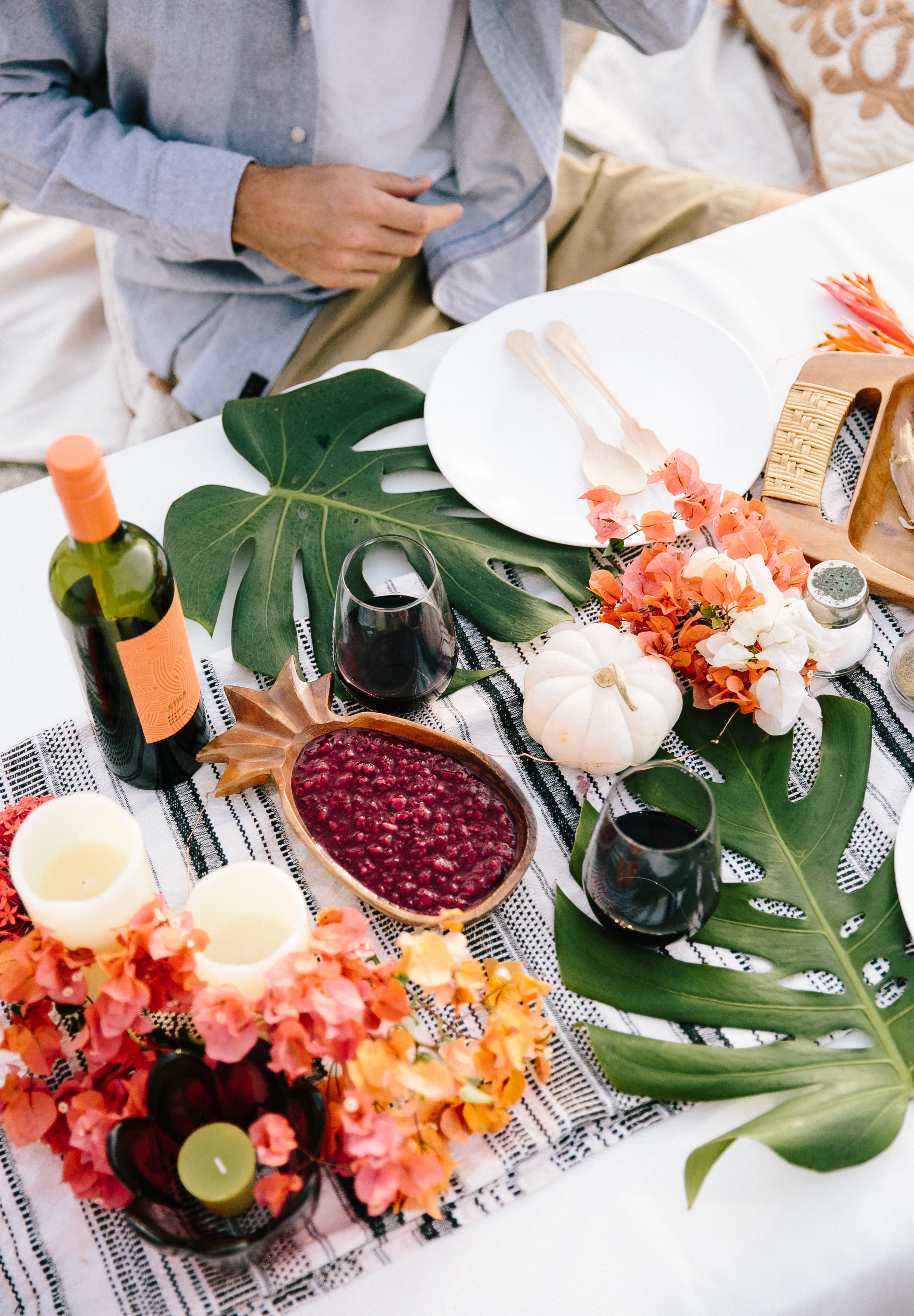 Hawaii-based photographer, educator, blogger and entertainer Elana Jadallah of ElanaLoo.com shares her tips on how to host a festive feast with a tropical twist. | Tropical Thanksgiving | Hawaii Thanksgiving | Hawaii Holidays | Island Style Holidays | How to host a Beach Thanksgiving via @elanaloo + elanaloo.com