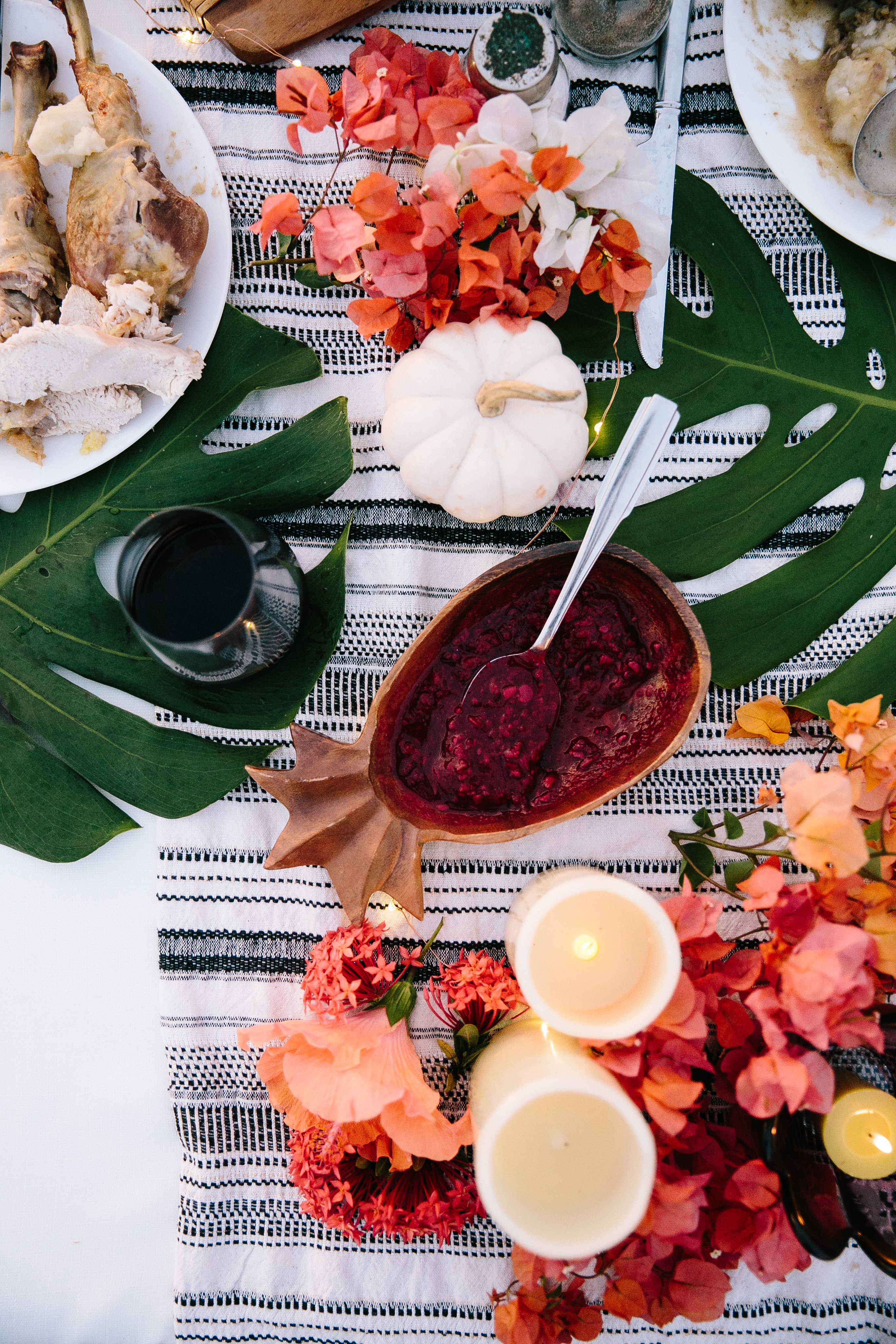 Hawaii-based photographer, educator, blogger and entertainer Elana Jadallah of ElanaLoo.com shares her tips on how to host a festive feast with a tropical twist. | Tropical Thanksgiving | Hawaii Thanksgiving | Hawaii Holidays | Island Style Holidays | Thanksgiving Tablescape | How to host a Beach Thanksgiving via @elanaloo + elanaloo.com