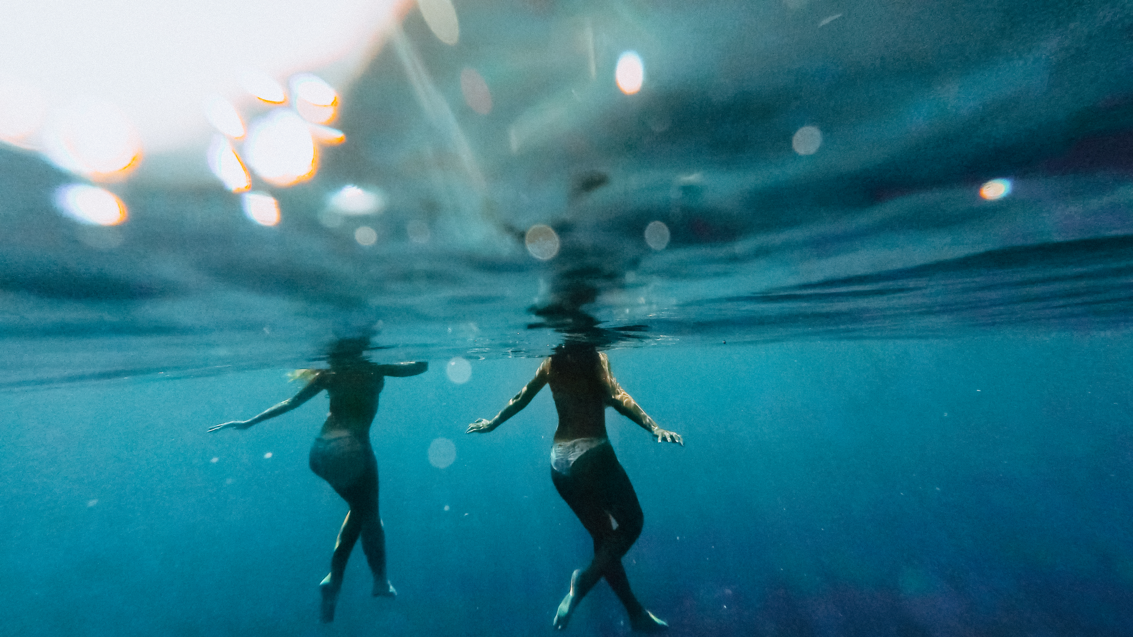 Underwater Photography by Aaron Haynes | Travel Blogger | Exploring the Big Island of Hawai'i | Experiential Blogger ElanaLoo | Experiencing 2018 | Hawaii Living | First Chapter of 2018 via @elanaloo + elanaloo.com