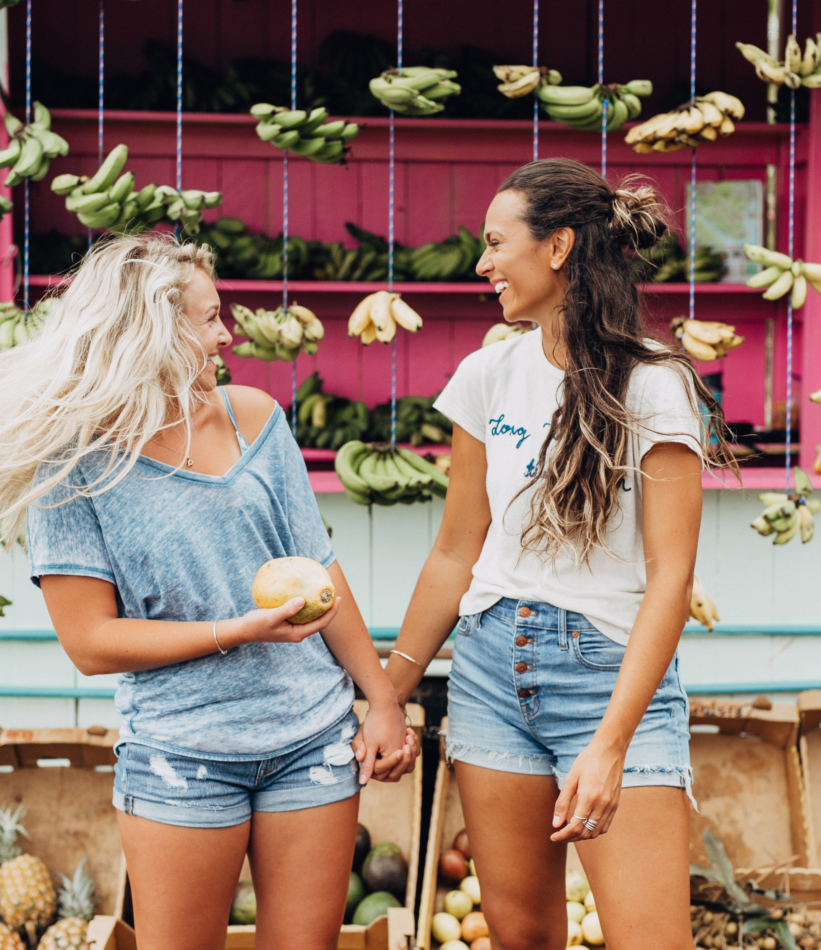 Fruit Stand | Best Friends | Travel Blogger | Exploring the Big Island of Hawai'i | Experiential Blogger ElanaLoo | Experiencing 2018 | Hawaii Living | First Chapter of 2018 via @elanaloo + elanaloo.com