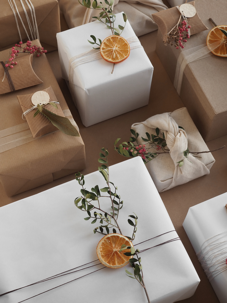 Sustainable Christmas Gift Wrapping Ideas from Low Waste Holiday Gift Ideas via elanaloo.com