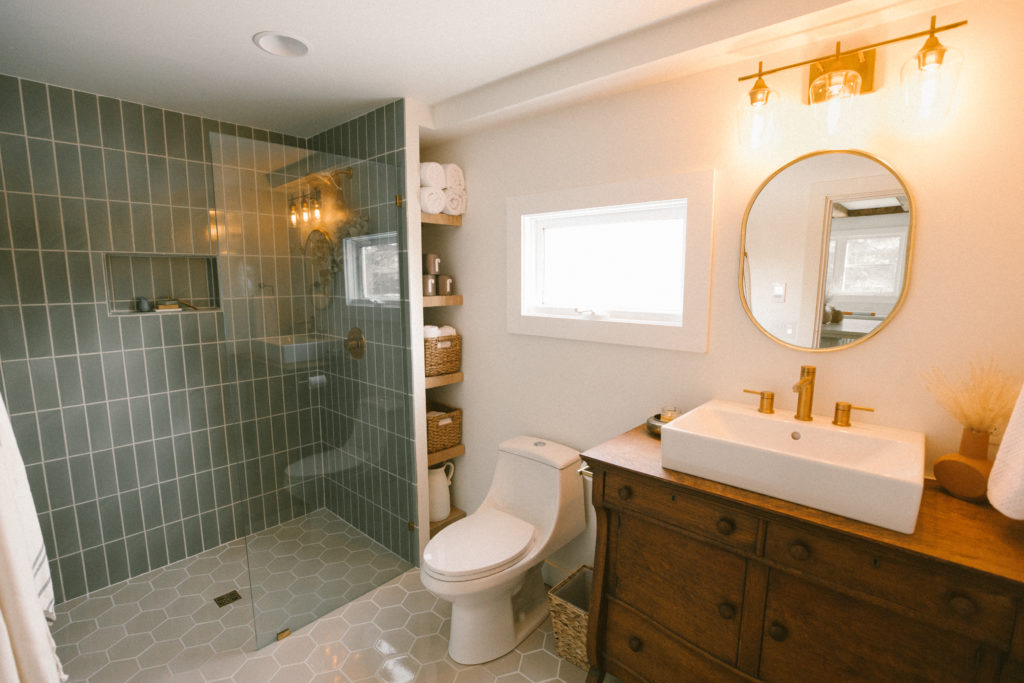Modern earth-inspired bathroom renovation utilizing vintage pieces via elanaloo.com